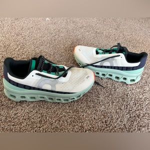 ON CLOUD MONSTER WOMEN SIZE 9